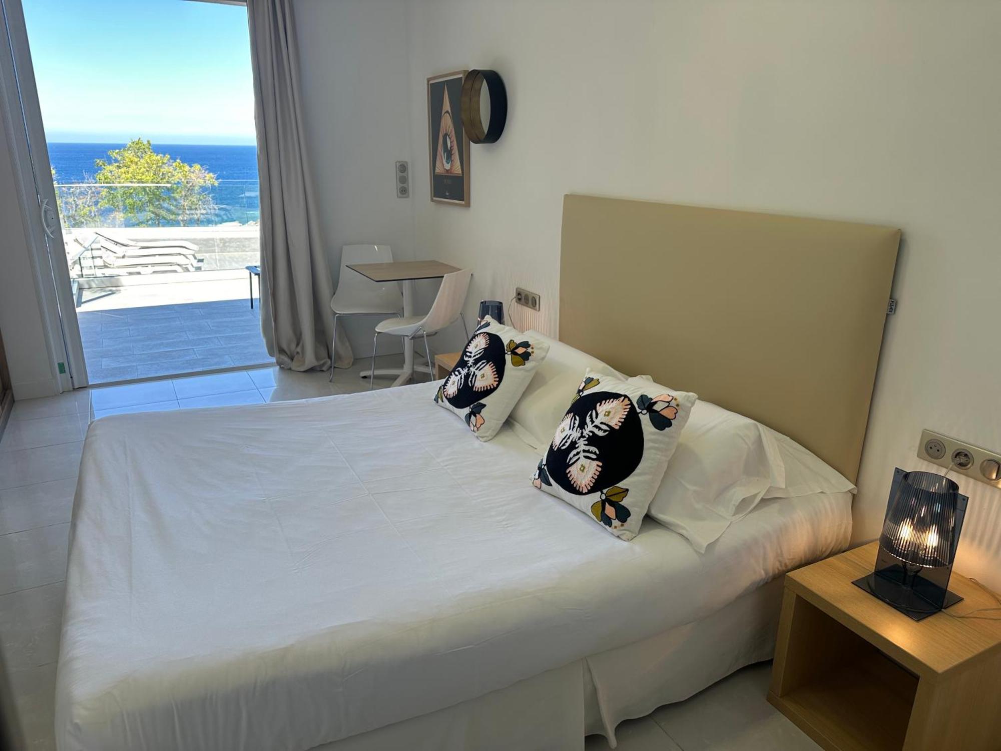 R Hotel 3*